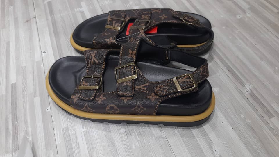 Sandales en cuir fermée