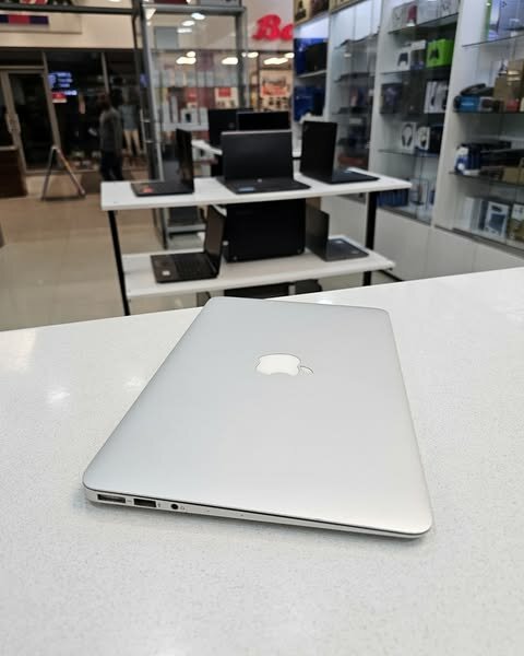Macbook air core i5 11 inches 2014 model