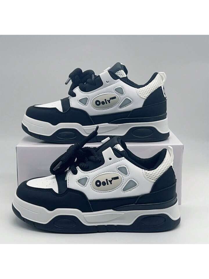 Baskets noires et blanches tendance