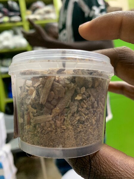 ÉLOIGNE TOI DE MOI SORCIÈRE