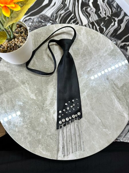 Fausse cravate décorative pour femme