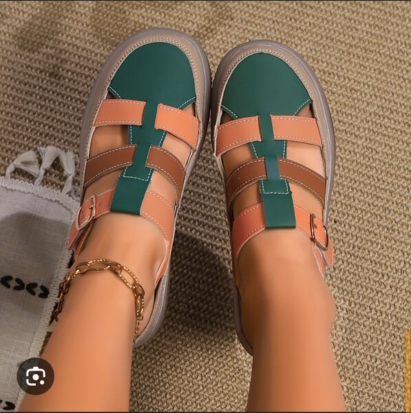 Sandales colorées modernes