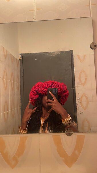 Chapeau en laine rouge élégant