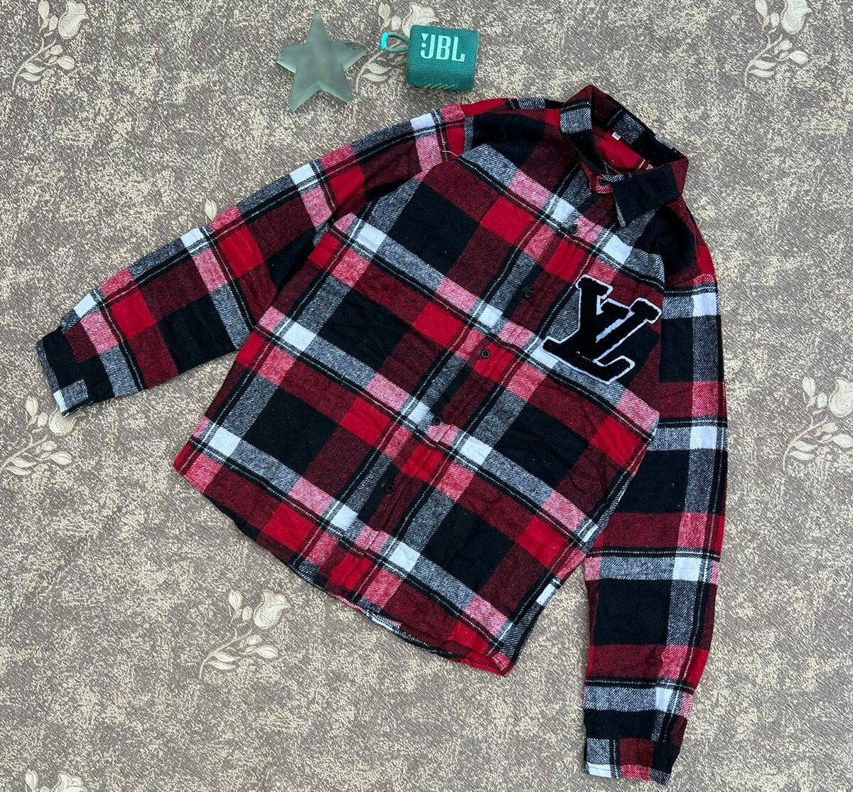 Stylish men's shirt with long sleeves