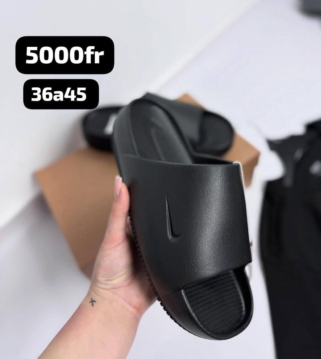 Claquettes noires unisexes