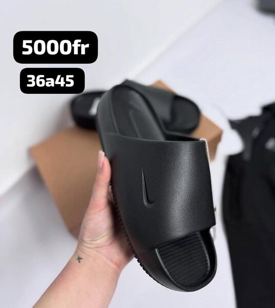 Claquettes noires unisexes