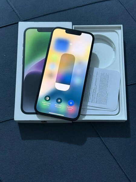 iPhone 14 très propre avec le carton