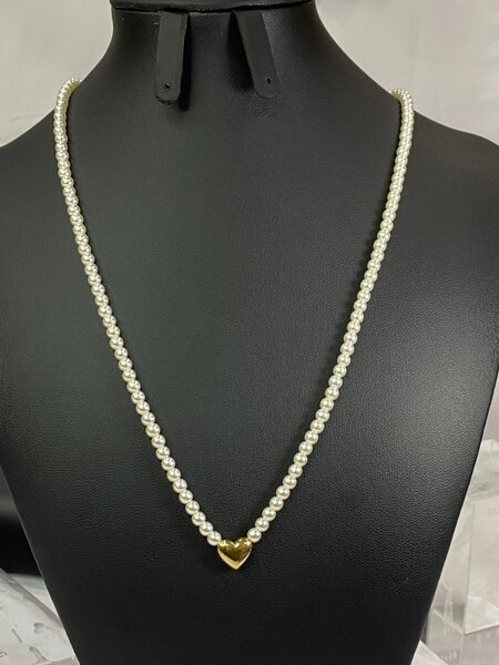 Collier avec perles blanches