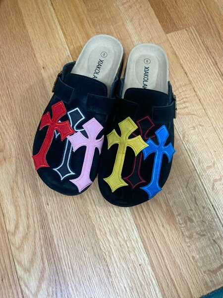 Mules en cuir croisées colorées