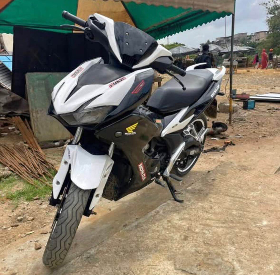 Moto sportive élégante vous attend