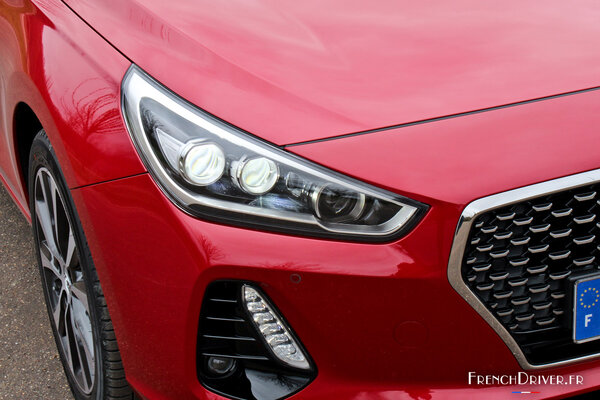 Phare avant de voiture