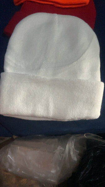 Bonnets en tricot colorés