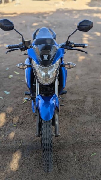 Moto sportive bleue