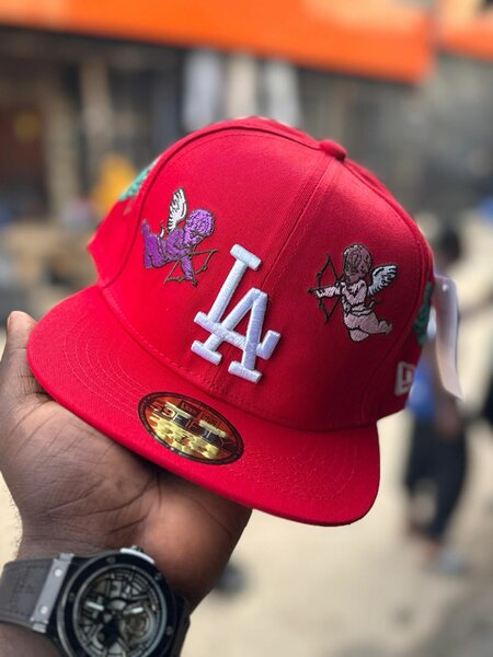 Casquette brodée rouge LA