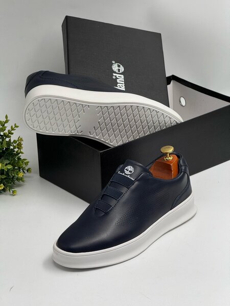 TIMBERLAND NAVY AND WHITE