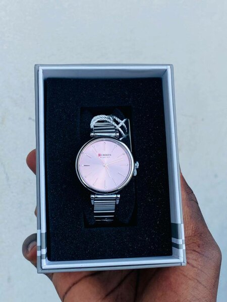 Montre élégante en acier