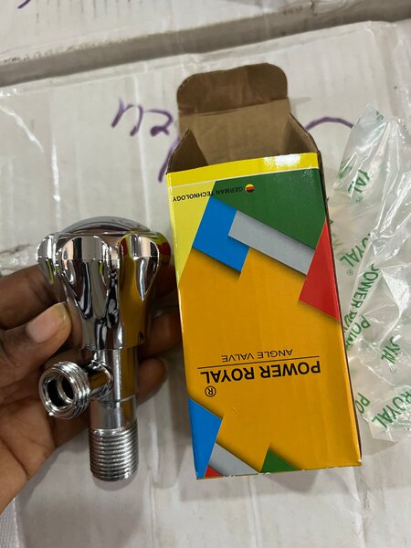 Robinet en angle en laiton chromé