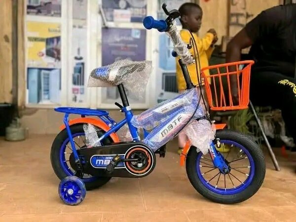 Vélo enfant avec roues stabilisatrices