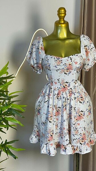 Robe fleurie d'été élégante