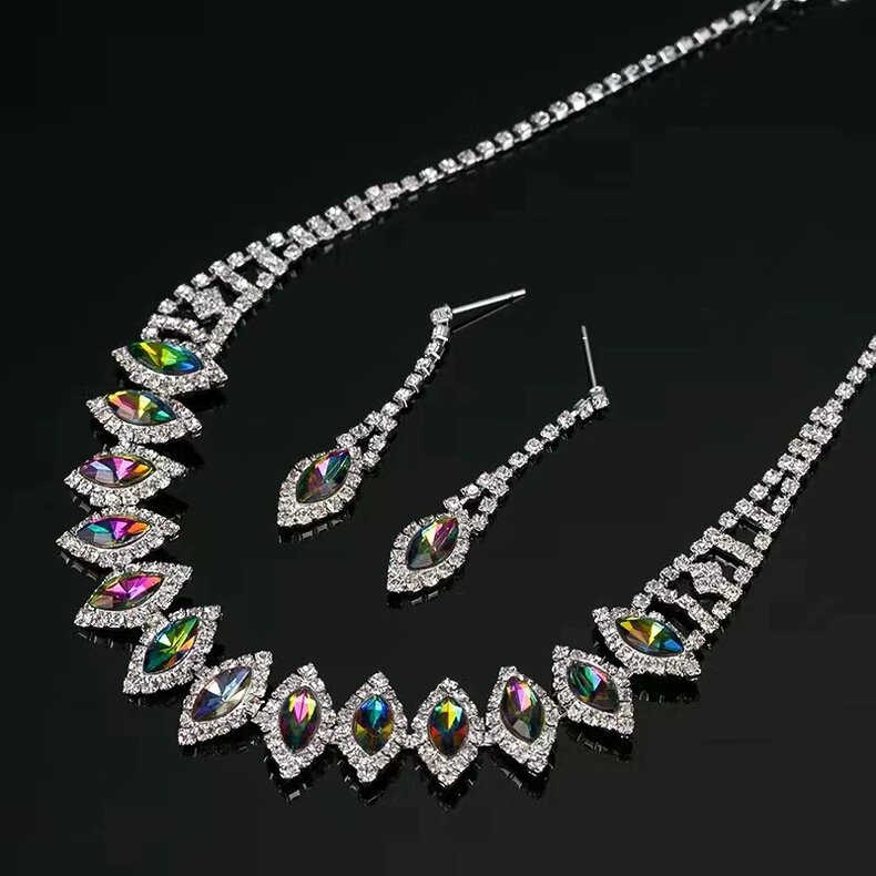 Collier et boucles d'oreilles élégants