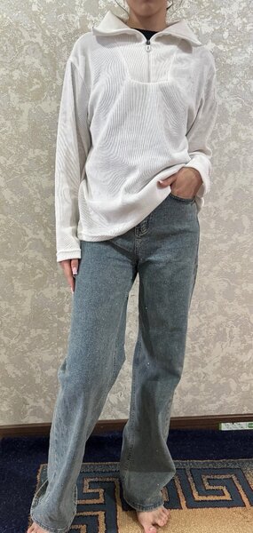 Полу замок и джинсы со стразами