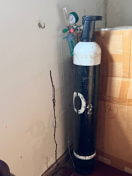 Oxygen cylinder