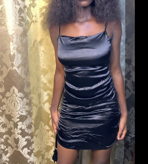 Robe satinée noire élégante