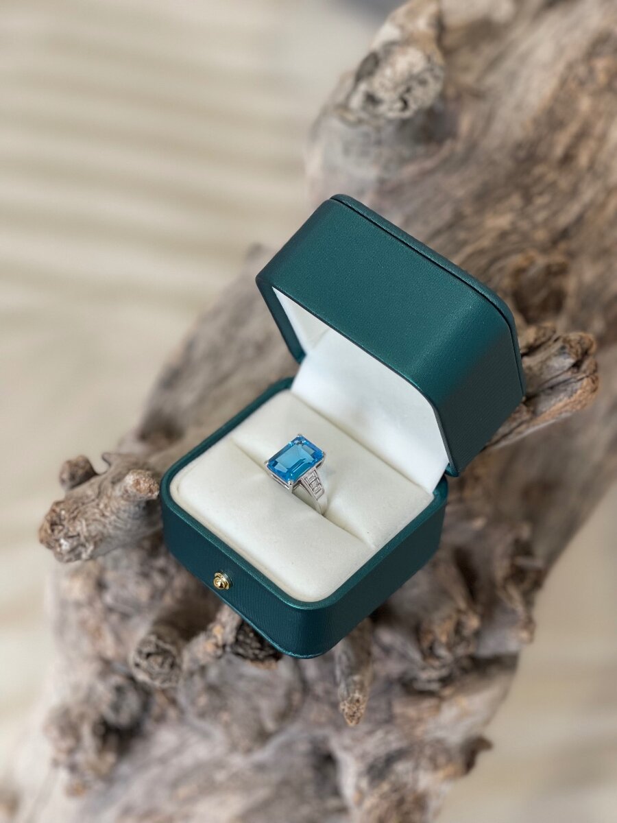 Кольцо с голубым топазом