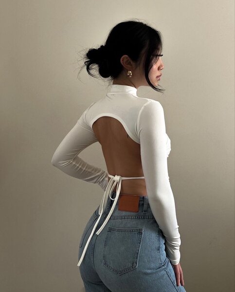 Top dos nu élégant