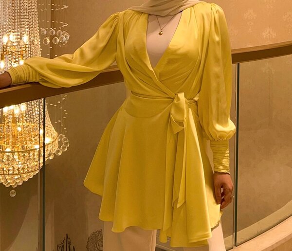 Robe jaune élégante croisée