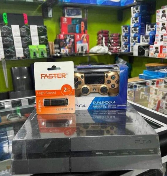 Console PS4 Slim avec Manette