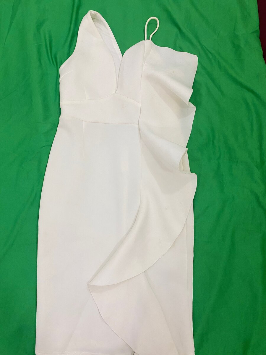 Robe blanche manche asymétrique T38