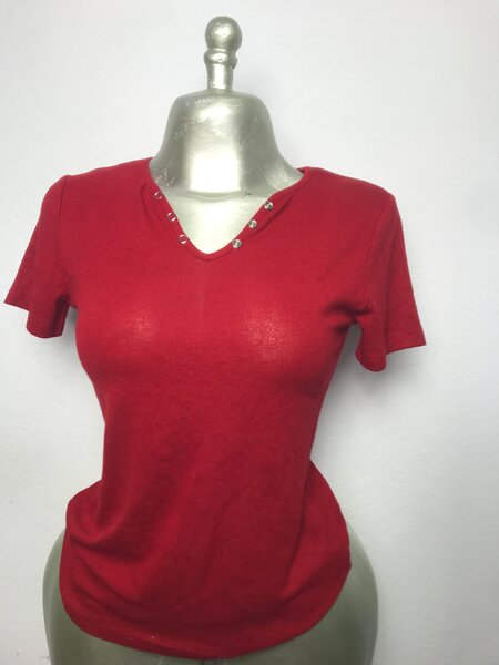 T-shirt rouge sertie