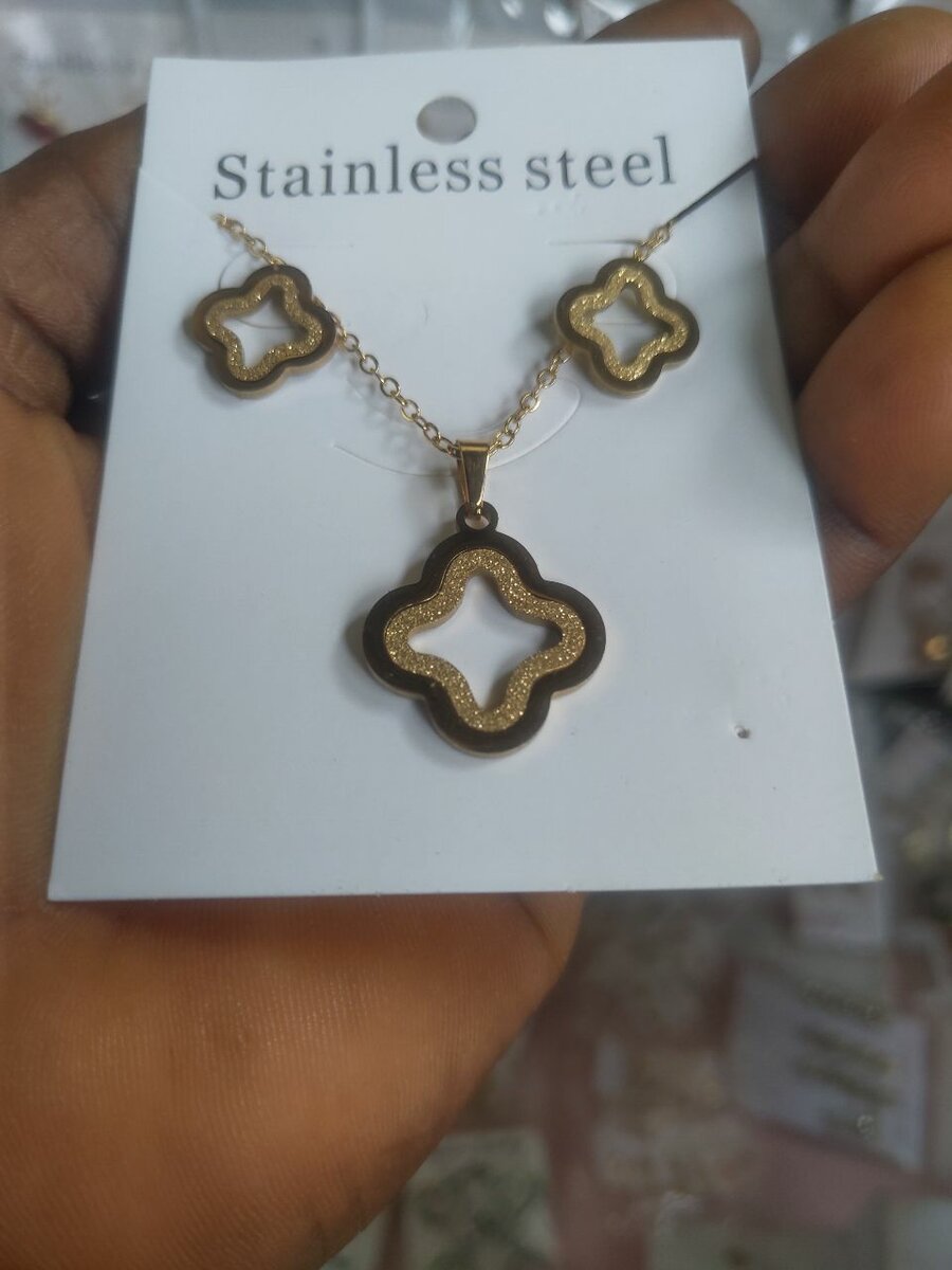 Chaine et boucles d'oreilles.