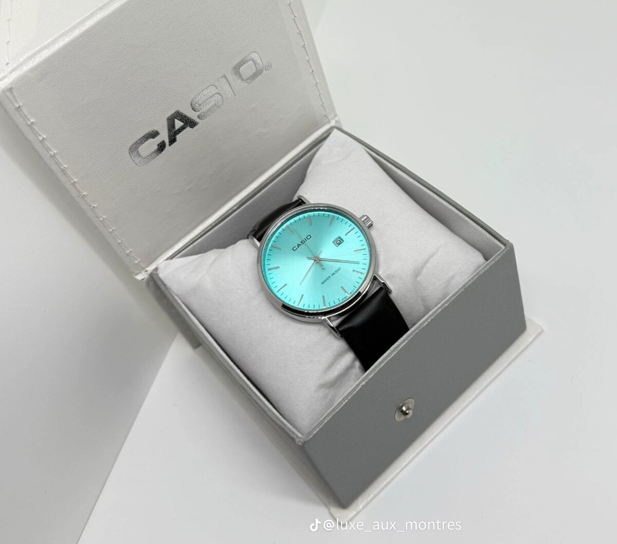 Montre Casio en cuir rouge et bleu