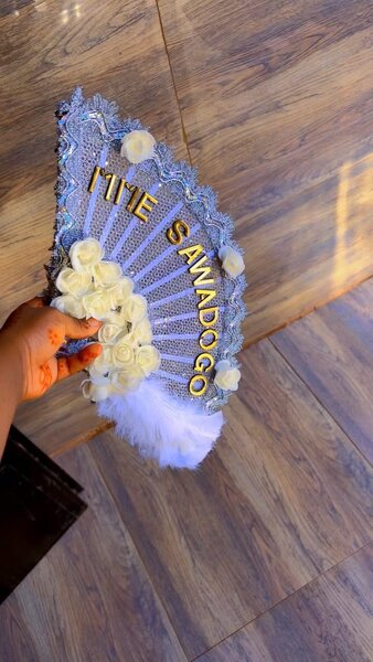 Éventails décoratifs artisanaux