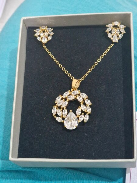 Collier et boucles d'oreilles dorés élégants