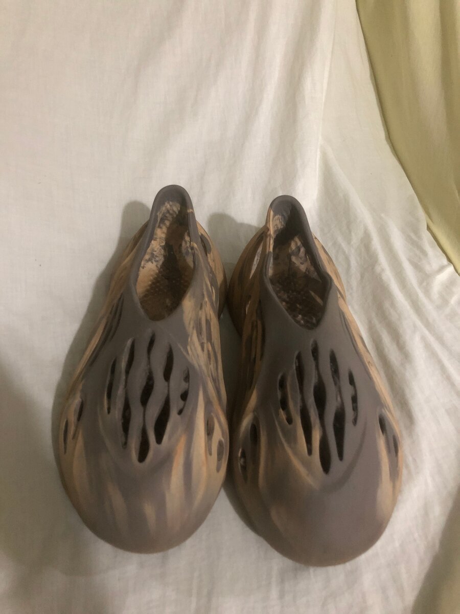 Sabots en mousse style futuriste