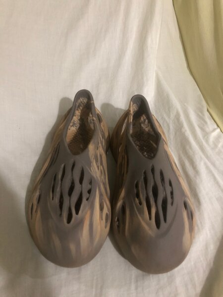 Sabots en mousse style futuriste