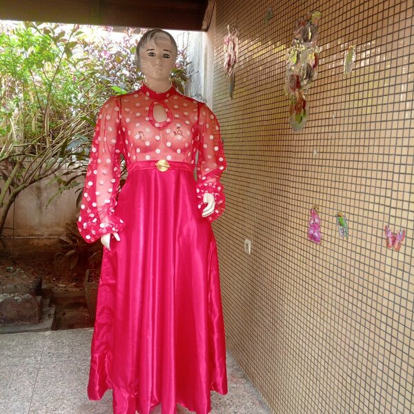 Robe élégante en satin rouge