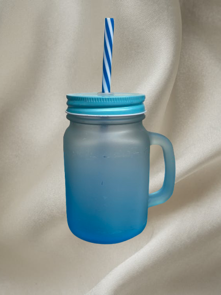 Tasse en verre avec paille