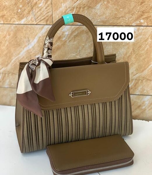 Sac marron avec anse garnie d'un foulard