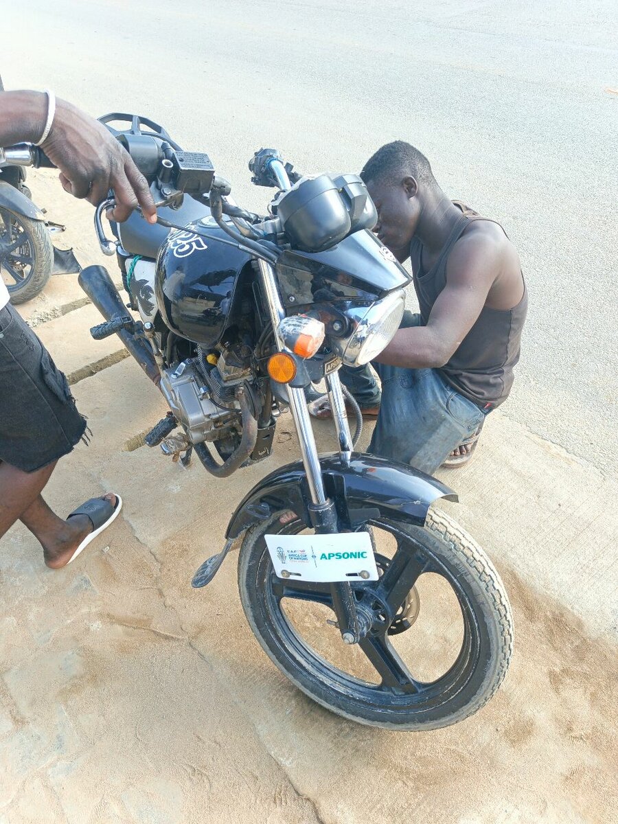 Moto sportive noire APSonic