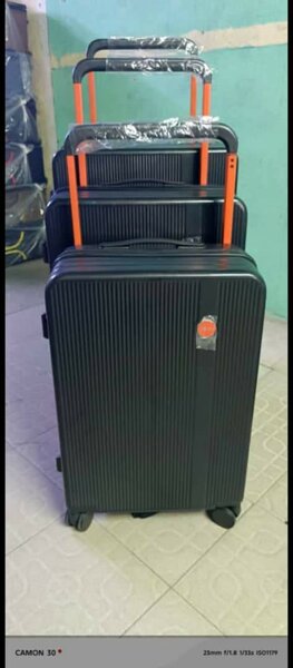 Set de valises rigides colorées