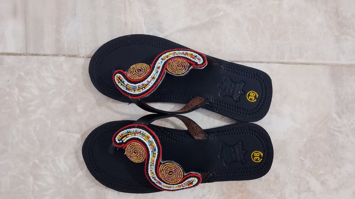 Tongs en cuir perlées