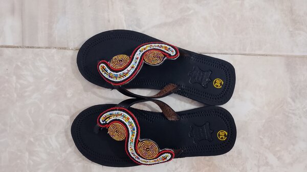 Tongs en cuir perlées