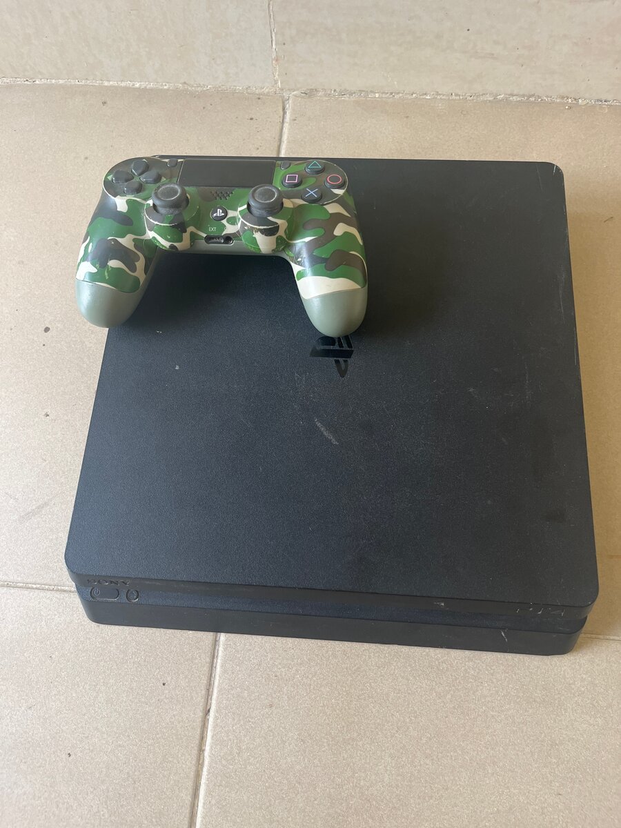 Console PS4 Slim avec manette