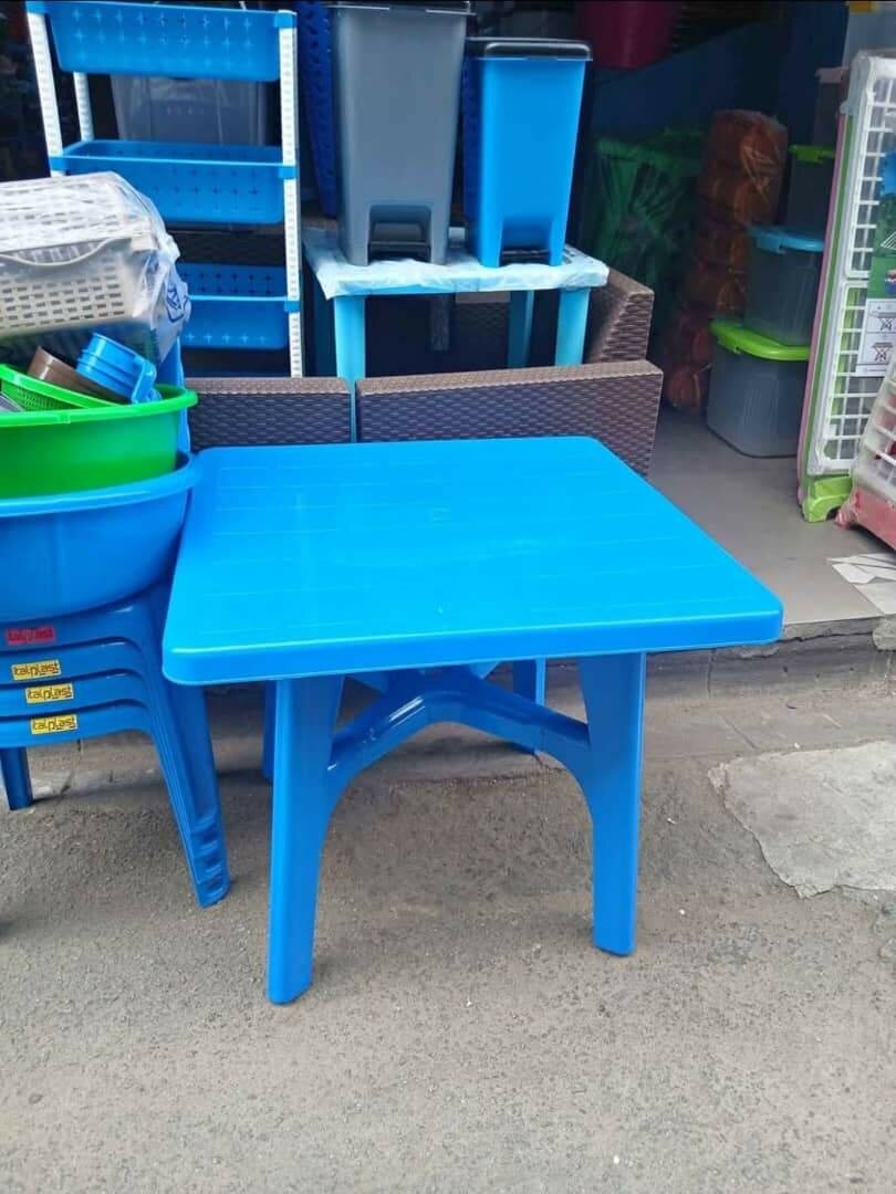 Table de jardin en plastique bleu