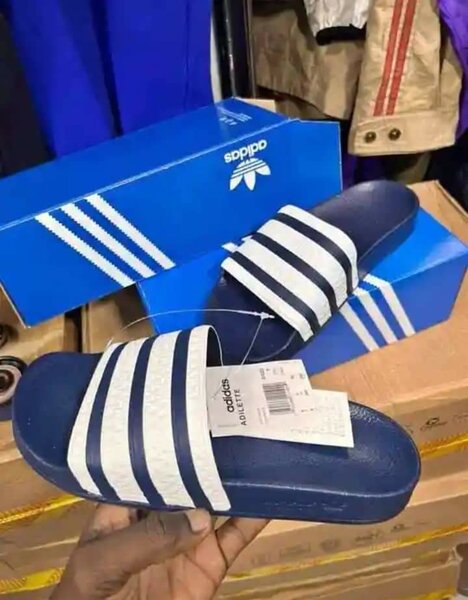 Claquettes adidas bleues