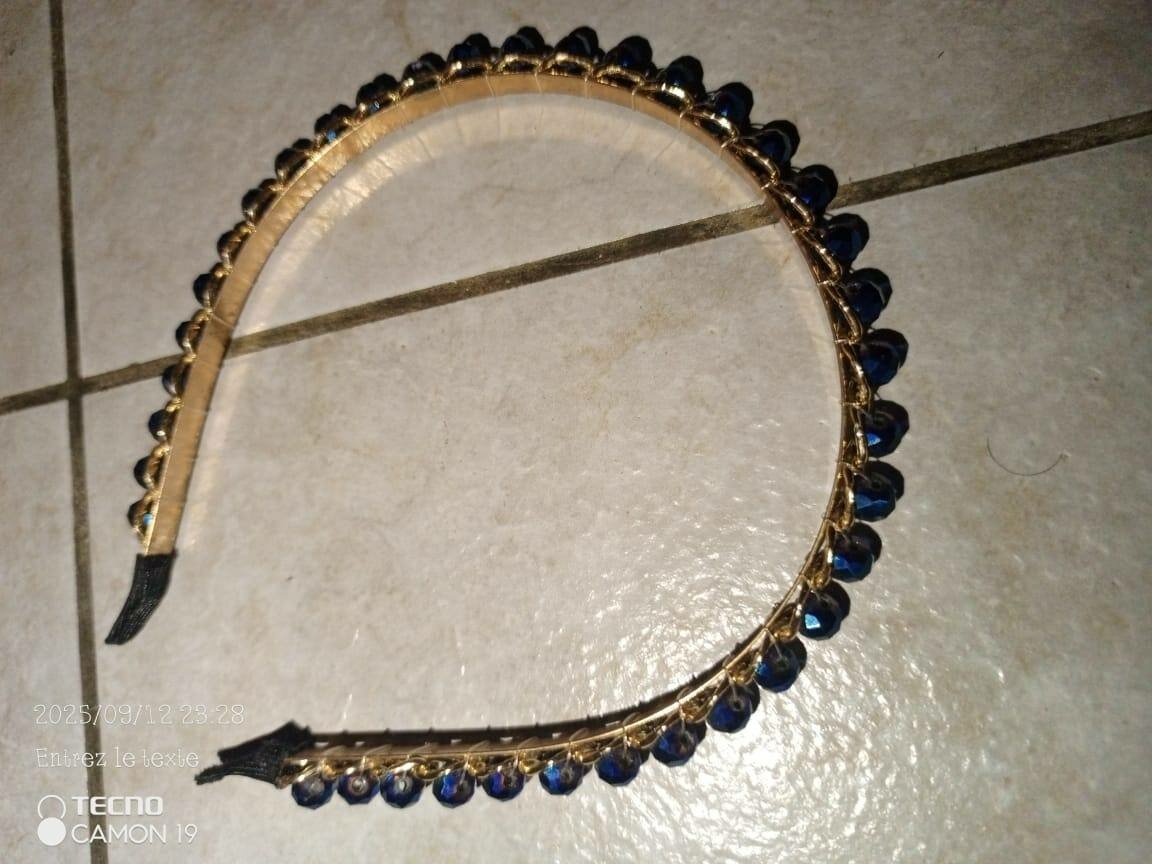 Serre-tête doré orné